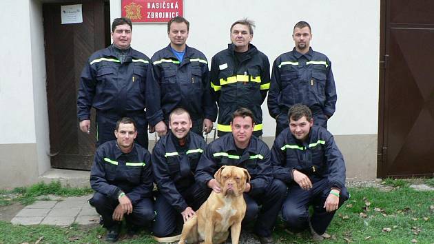 Horní řada zleva: Pavel Hrádek, Pavel Horák, Miloš Vopalecký, Michal Mašek.  Dolní řada zleva: Daniel Smotlacha, Václav Klípa, Miroslav Maxa, Jan Bílek, pes Bella.  