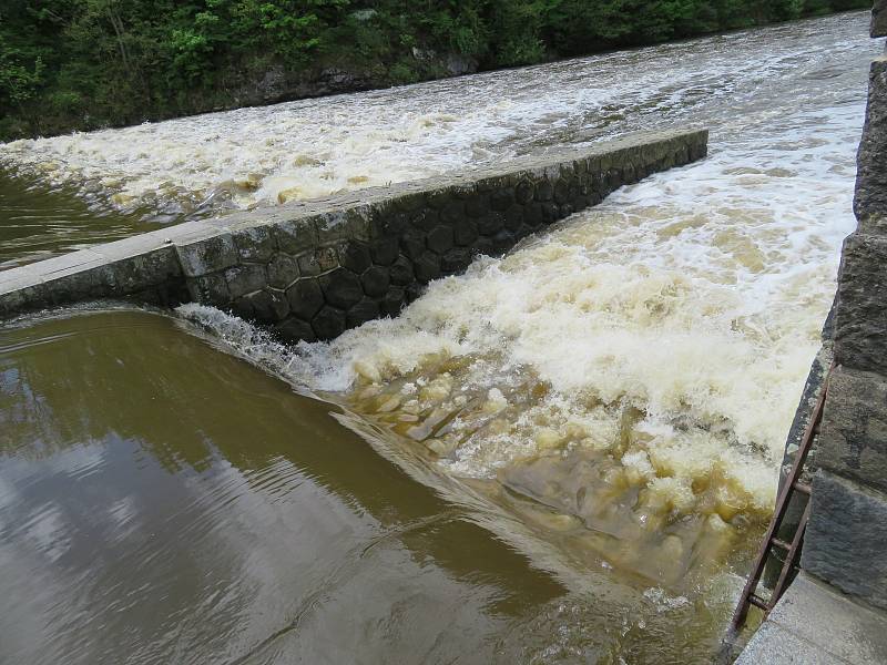 Řeka Lužnice v Plané nad Lužnicí a v Táboře v neděli 16. května.