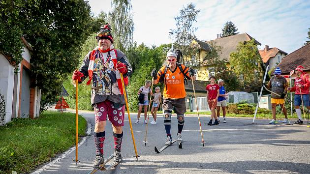 Pět členů horské služby Planá nad Lužnicí opět vyrazilo do ulic na běžkách v rámci 32. ročníku recesistické a sportovní akce HS Open.