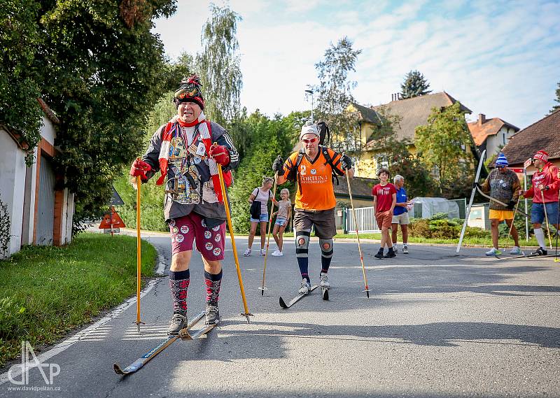 Pět členů horské služby Planá nad Lužnicí opět vyrazilo do ulic na běžkách v rámci 32. ročníku recesistické a sportovní akce HS Open.
