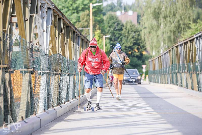 Pět členů horské služby Planá nad Lužnicí opět vyrazilo do ulic na běžkách v rámci 32. ročníku recesistické a sportovní akce HS Open.