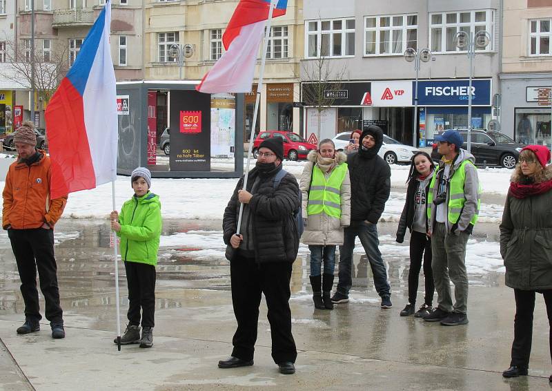 Sobotní shromáždění před zemědělskou školou v Táboře bylo pestré nejen na účastníky, ale i řečníky.