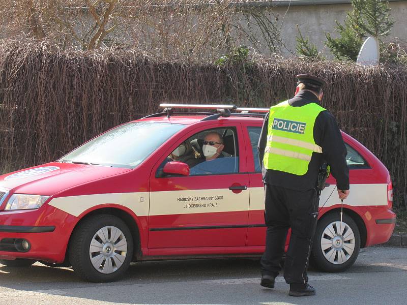 Policejní kontroly na hranicích Táborska a Jindřichohradecka se v pondělí 1. března uskutečnily bez problémů. Podle zasahujících policistů byli řidiči připraveni a disponovali alespoň čestným prohlášením.