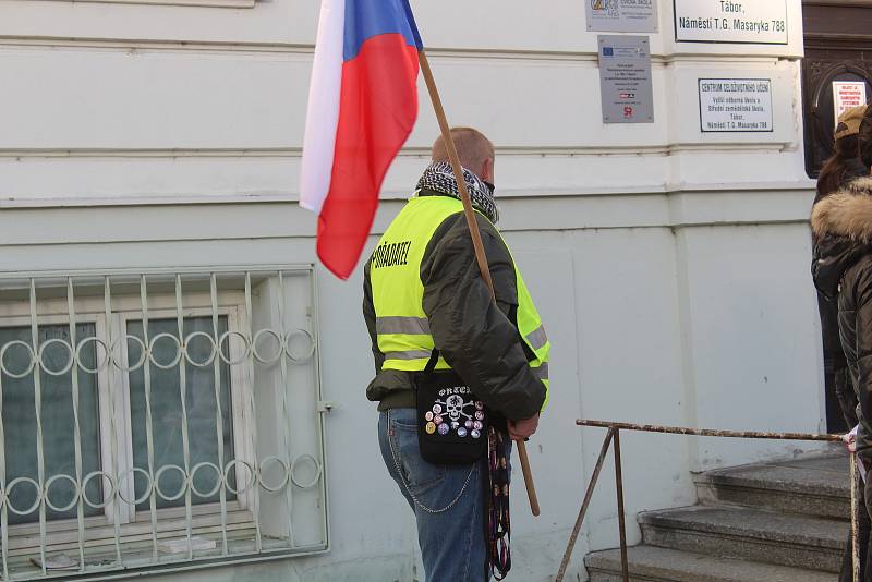 V Táboře v sobotu odpoledne demonstrovali odpůrci roušek a vakcinace. Jedním z řečníků byl i předseda krajně pravicové Národní demokracie Adam B. Bartoš.