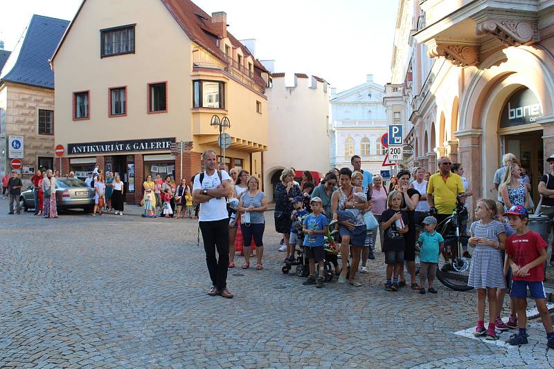 Táborské divadlo zahájilo novou sezonu. Došlo i na akrobacii v podání Elišky Brtrnické.