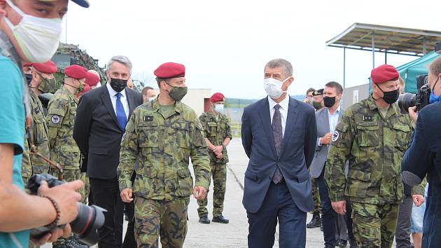 Premiér Babiš navštívil 42. mechanizovaný prapor v Táboře.
