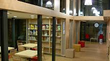 Nová knihovna se může pochlubit  vkusným a moderním interiérem.