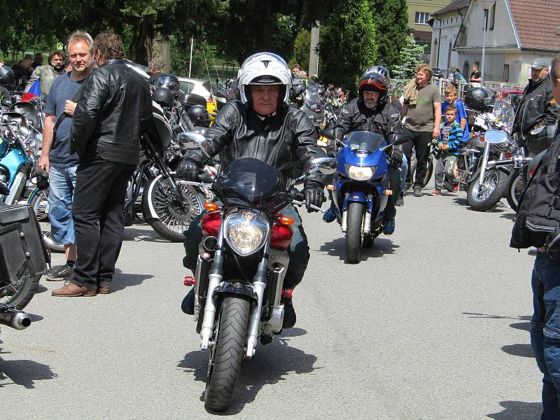 V pořadí 5. ročník Motorkářského požehnání v Chýnově přilákal více než 300 mašin a jejich majitelů, místní klub Moto Bizoni Czech si pochvaloval účast i počasí, společná vyjížďka vedla tradičně do Pacova.