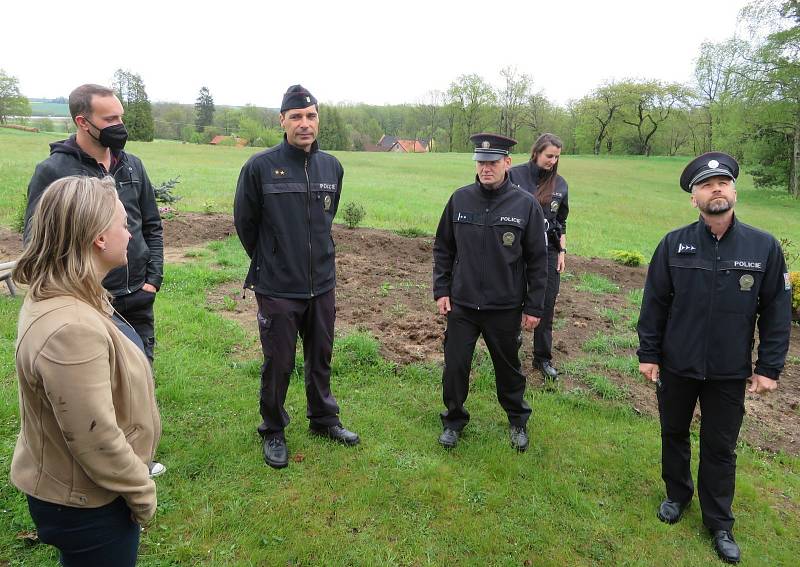 Ve středu 12. května v noci zachránili dva policisté z obvodního oddělení Veselí nad Lužnicí ženu z hořící chaty v oblasti Krkavec.