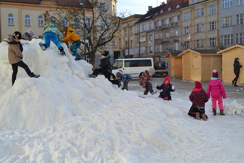 Loni Tábor pořídil dětem sníh na náměstí poprvé.