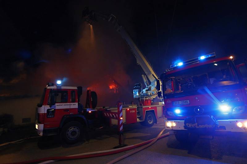 V noci z úterka na středu vyráželi hasiči k požáru pily v Dráchově.