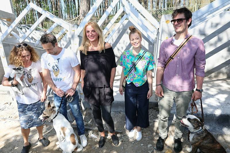 Táborský pes Gump a jeho pán, spisovatel a producent Filip Rožek staví útulek pro psy.