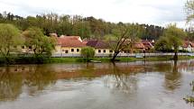 Deště zvedly v polovině května 2021 hladinu řeky Lužnice. Na snímku Bechyně, kde byly instalovány i protipovodňové stěny, situace 15. května.