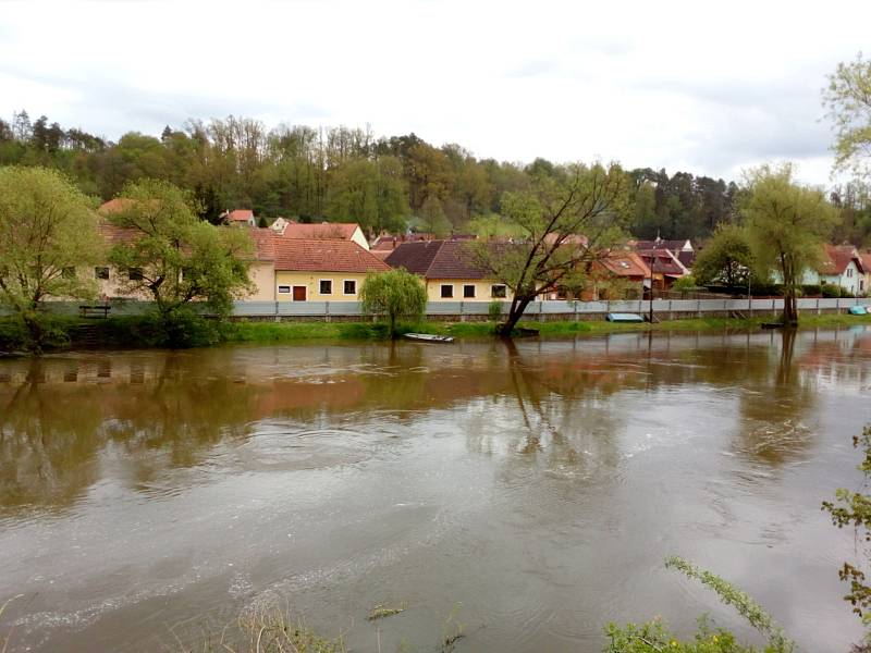 Deště zvedly v polovině května 2021 hladinu řeky Lužnice. Na snímku Bechyně, kde byly instalovány i protipovodňové stěny, situace 15. května.