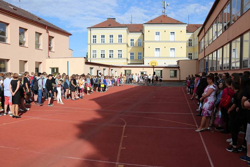 V Chýnově na Táborsku dostávali žáci vysvědčení na různých místech. Někdo ve škole, jiný na fotbalovém hřišti a další třeba v trávě pod ořechem.