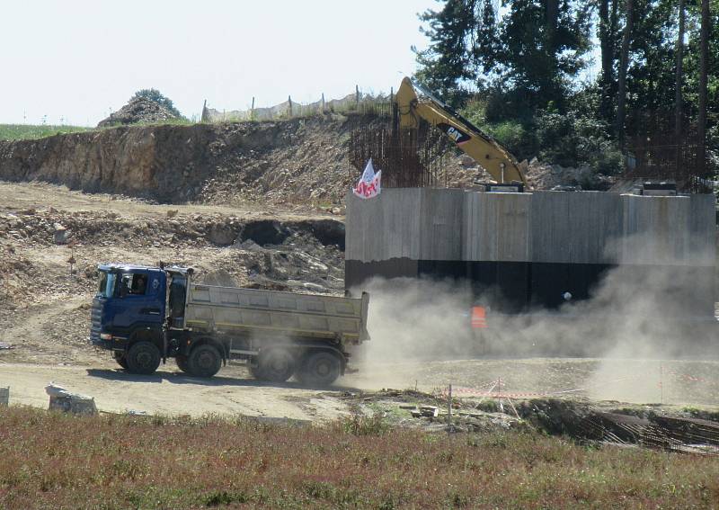 Za stanicí Soběslav vzniká Zvěrotický tunel, který bude ve finále měřit 370 metrů. Na něj navazuje přemostění komunikace ve směru na Sedlečko. Estakádu vytvoří celkem 27 mostních polí.