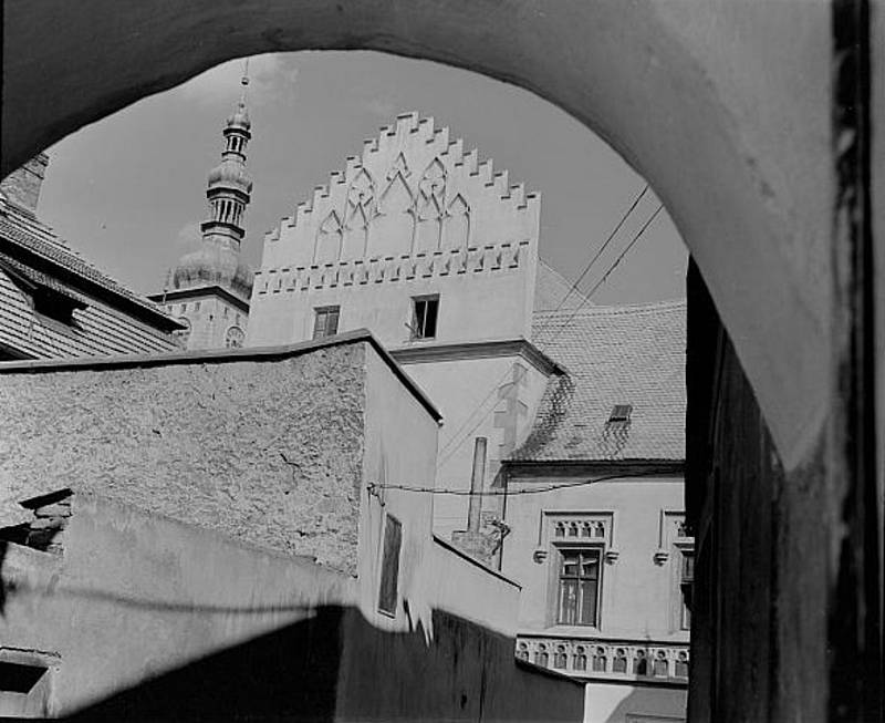 Táborská podloubí a uličky Starého města. Fotografie pochází z táborského atelieru Šechtl a Voseček. Zveřejňujeme je s laskavým svolením Marie Šechtlové.