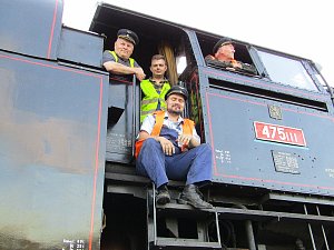Historická parní lokomotiva Plzeň po dobu tří dnů pomáhá se zatěžovacími testy mostních konstrukcí na nové přeložce trati IV. koridoru mezi Soběslaví a Doubím u Tábora.