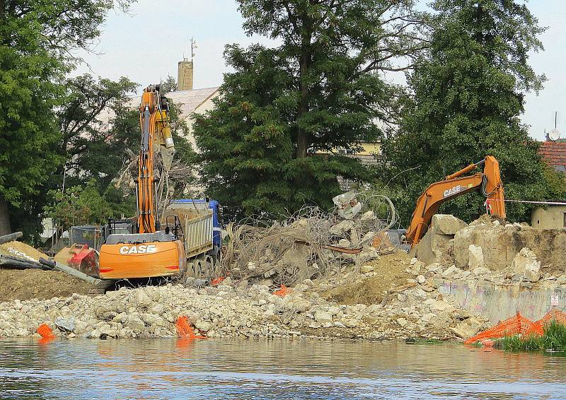 Demolice mostu v Plané přes řeku Lužnici v září 2022.