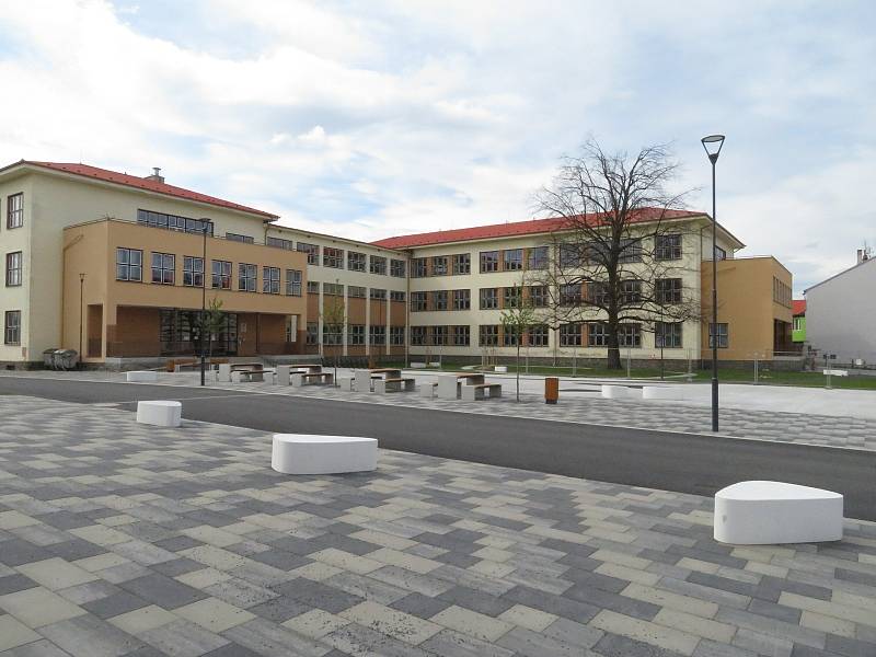 Cílem projektu revitalizace předprostoru Základní školy E. Beneše a gymnázia v Soběslavi je zvýšit bezpečnost dopravy, rekonstrukce veřejného osvětlení, odvodnění ploch a realizace sadových úprav.