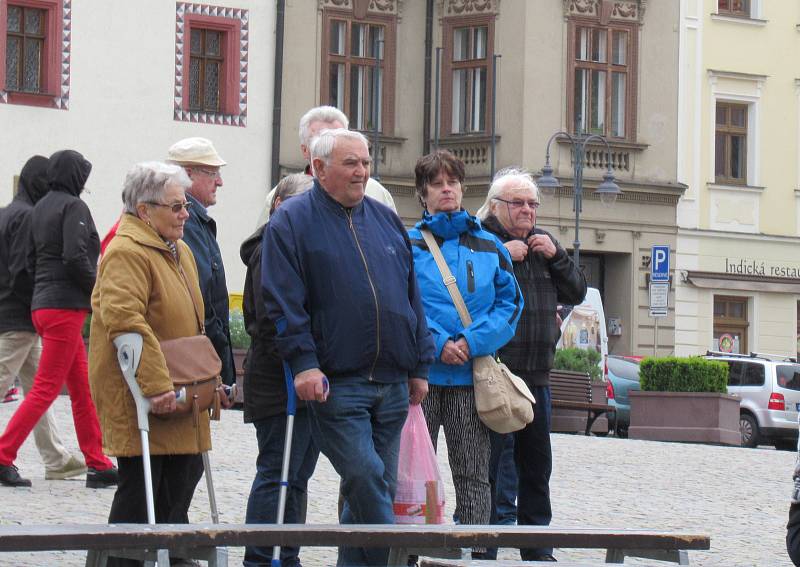 Počasí v sobotu 4. května neodradilo návštěvníky od návštěvy Žižkova náměstí a koncertu Keramičky.