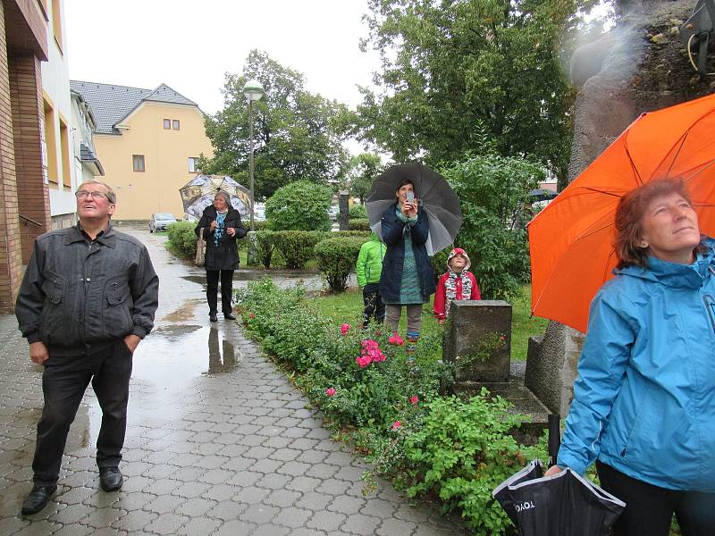 V pondělí 28. září byl po půl 12 dopoledne na věž kostela sv. Václava v Plané nad Lužnicí jeřábem vyzdvižen a zavěšen stejnojmenný zvon z dílny myslkovického mistra zvonaře Michala Votruby. Týž den odpoledne začal plnit svůj účel.