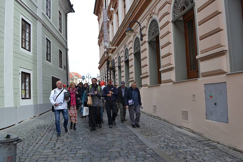 Celodiecézní pouť v sobotu vyvrcholila mariánským průvodem ze Žižkova náměstí starou poutní cestou na Klokoty.