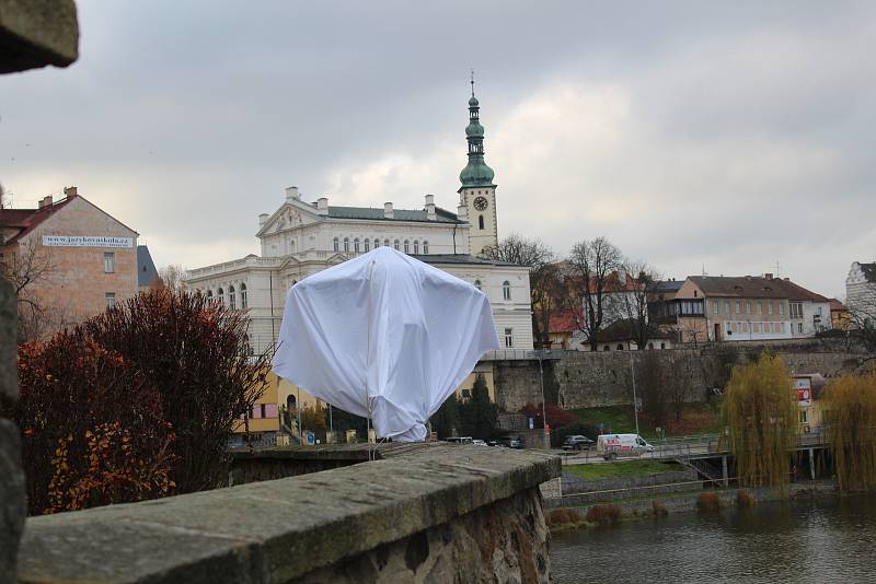 Na odhalení sochy herce Jiřího Hrzána dorazily do Tábora i obě jeho dcery Barbora a Tereza.