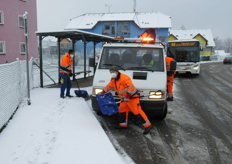 Na Táborsku napadlo asi 5 centimetrů čerstvého sněhu a stále sněží. V Plané nad Lužnicí začali zaměstnanci technických služeb hned ráno prohrnovat sníh na zastávkách.