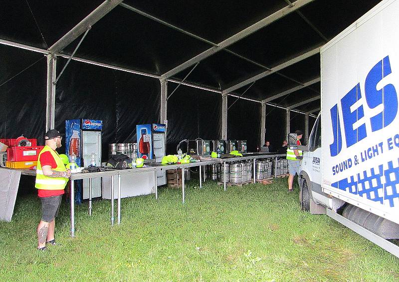 Na letišti Aeroklubu Tábor v lokalitě Čápův dvůr ve čtvrtek 7. července odpoledne panoval čilý pracovní ruch. Chystá se 16. ročník festivalu Mighty Sounds.