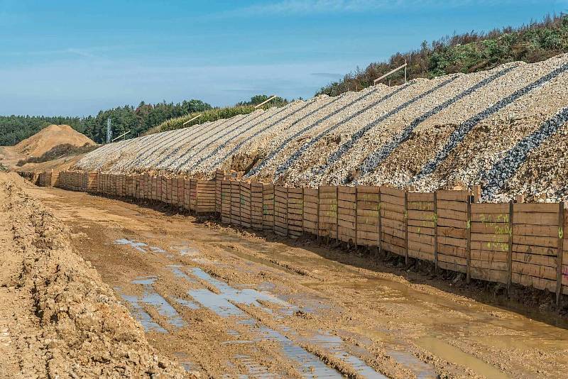 Výstavba nové devítikilometrové přeložky na IV. koridoru mezi Soběslaví a Doubím v režii trojice firem Strabag, Eurovia a Metrostav po roce od zahájení pokročila.