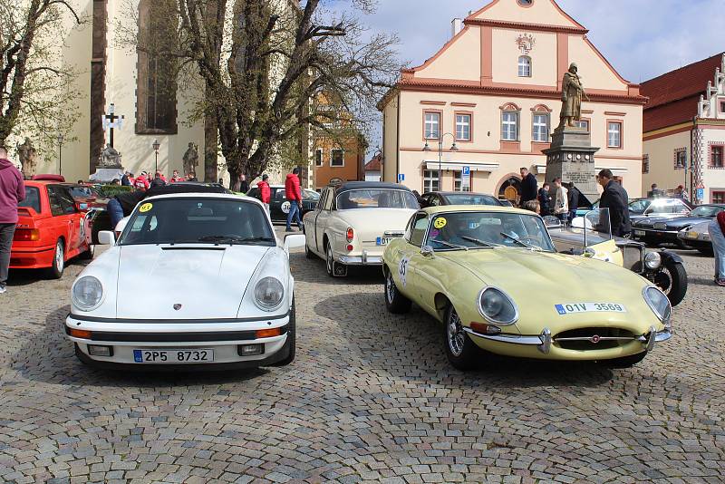 Z Tábora v sobotu dopoledne vyrazila rallye veteránů Spring Classic.