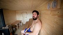 Parta nadšenců si postavila ve vlaku saunu.