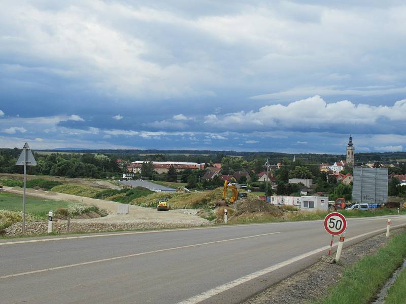 Výstavba nového devítikilometrového úseku IV. mezi Soběslaví a Doubím u Tábora opět pokročila. Přeložka, která vyjde Správu železnic na více než 4 miliardy dostává postupně podobu, rostou mostní pilíře a vyhlouben je i Zvěrotický tunel.