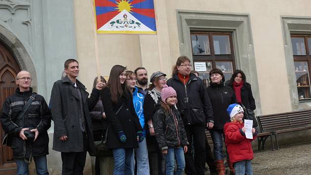 Husitské muzeum dostalo zákaz vyvěsit tibetskou vlajku, tak se dnes úderem desáté sešli lidé na Žižkově náměstí, aby ji alespoň podrželi ve svých rukou.