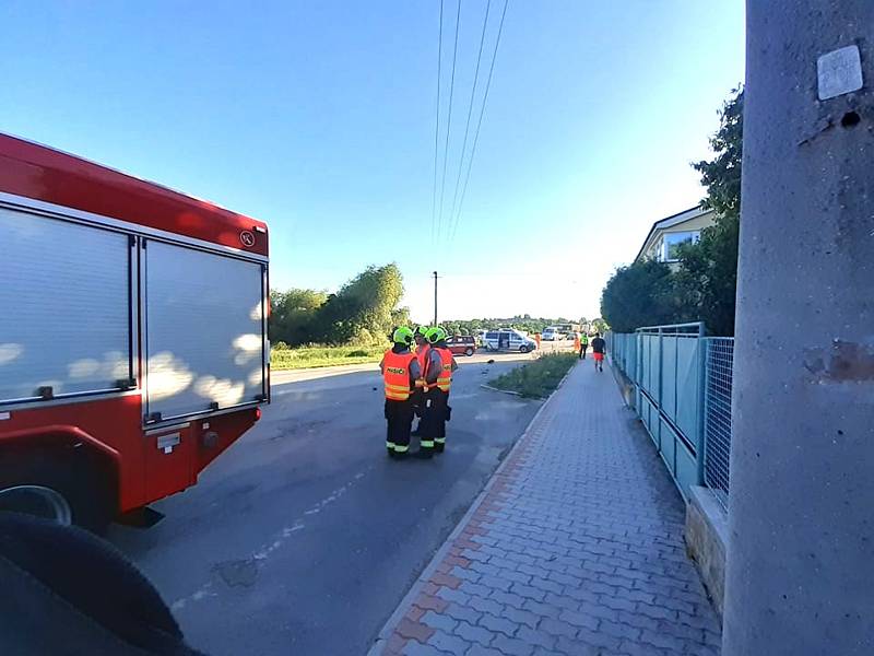 Střet auta s nákladním vlakem v Měšicích u Tábora.