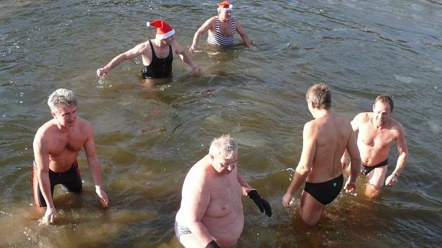 Vánoční plavání v Lužnici. 