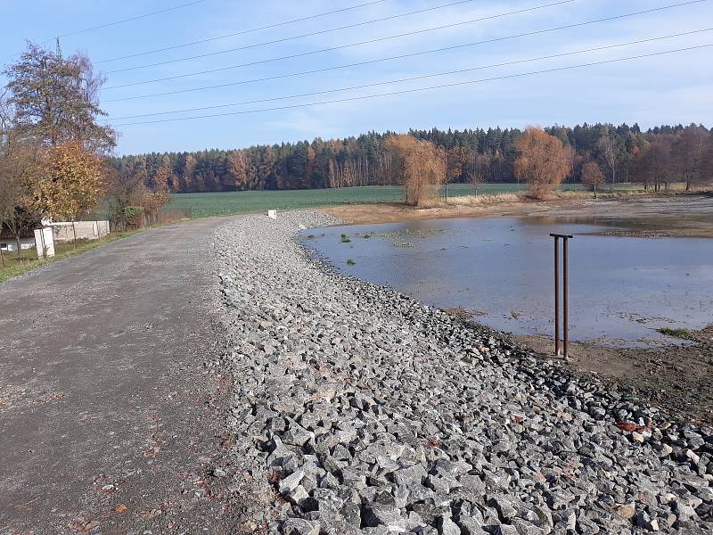 Opravený zámek a odbahněný rybník patří k posledním dokončeným investičním akcím v Myslkovicích.