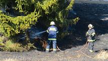 Několik jednotek dobrovolných i profesionálních hasičů likvidovalo do odpoledních hodin v pondělí 21. března rozsáhlý požár trávy u obce Skalice na Táborsku.