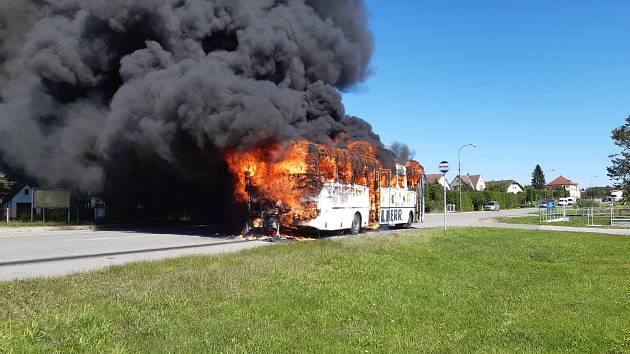 U Vřesců hoří autobus.
