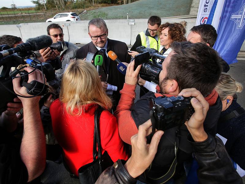 Ve čtvrtek zprovoznili dalších 5 km dálnice D3. Nový úsek vede mezi Veselím nad Lužnicí a Bošilcem.