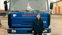 Romana Radostová před první jízdou kamionem.