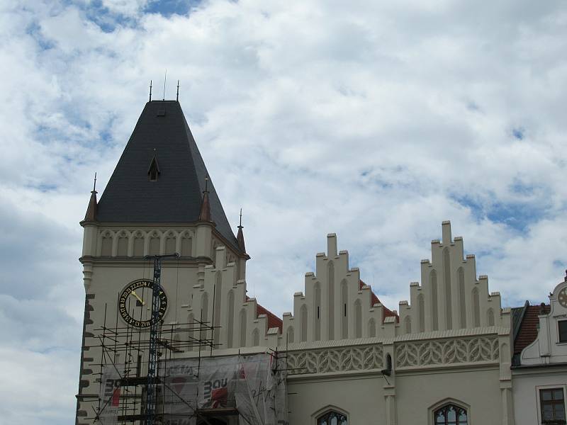 Radnice je jedna z nejvýznamnějších památek pozdní gotiky u nás vůbec. Její základní podobu vytvořil architekt Wendel Roskopf kolem roku 1521 ze tří měšťanských domů.