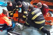 V obci Svrabov v úterý 4. února spolupracovali táborští hasiči se záchranáři při záchraně zraněného muže.