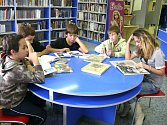 Táborská knihovna je oblíbená i u dětí. V pátek odpoledne si pětice kamarádů se zaujetím prohlížela knihy, které v těchto dnech nabídl program festivalu  Dny slovenské kultury. 
