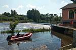 Bojem o život dvou vodáků skončila jejich sobotní plavba po řece Lužnici v katastru Dráchova.