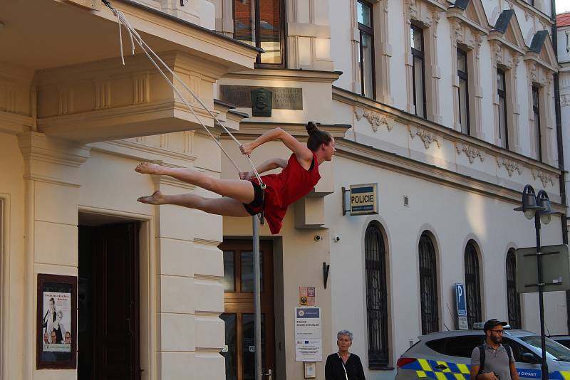 Táborské divadlo zahájilo novou sezonu. Došlo i na akrobacii v podání Elišky Brtrnické.