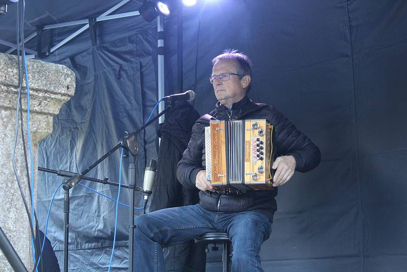 Dobročinný festival přilákal ve středu odpoledne na zámek v Jistebnici stovky lidí.