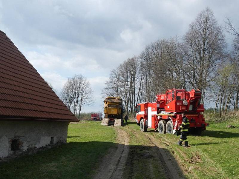 V Janově u Mladé Vožice se ve čtvrtek pod tahačem převážejícím na podvalu nadměrný náklad, a to třídičku suti, utrhla krajnice. Hasič ho museli vyprošťovat.