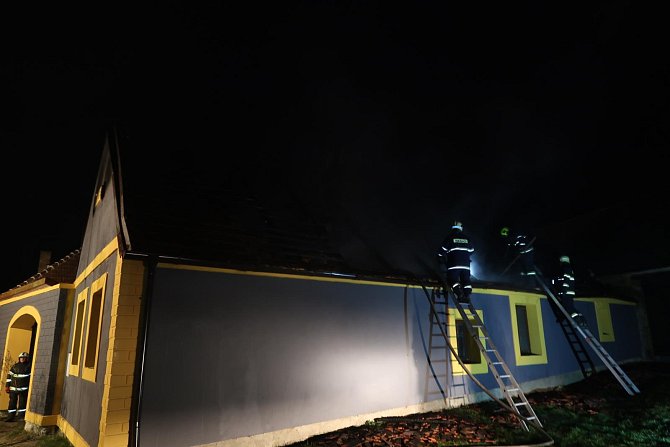 Zatím miliónová škoda byla vyšetřovatelem HZS vyčíslena po pátečním požáru střechy domu v Dírné, části obce Lžín.